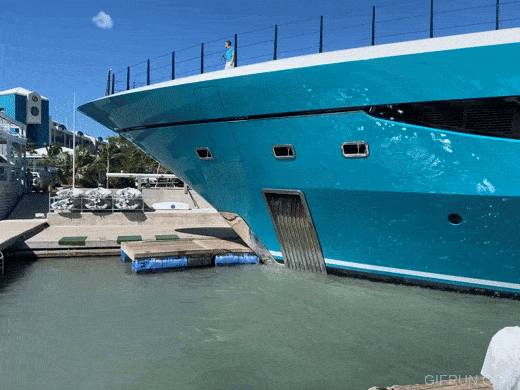superyacht crashes into dock