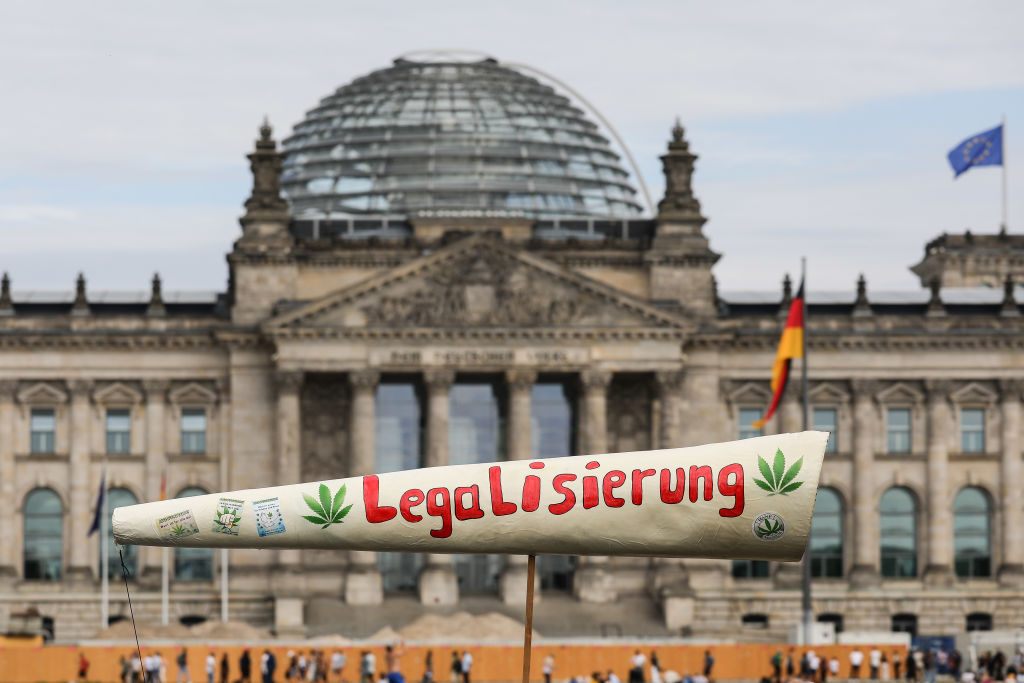 A sign with the word legalisierung in front of the reichstag.