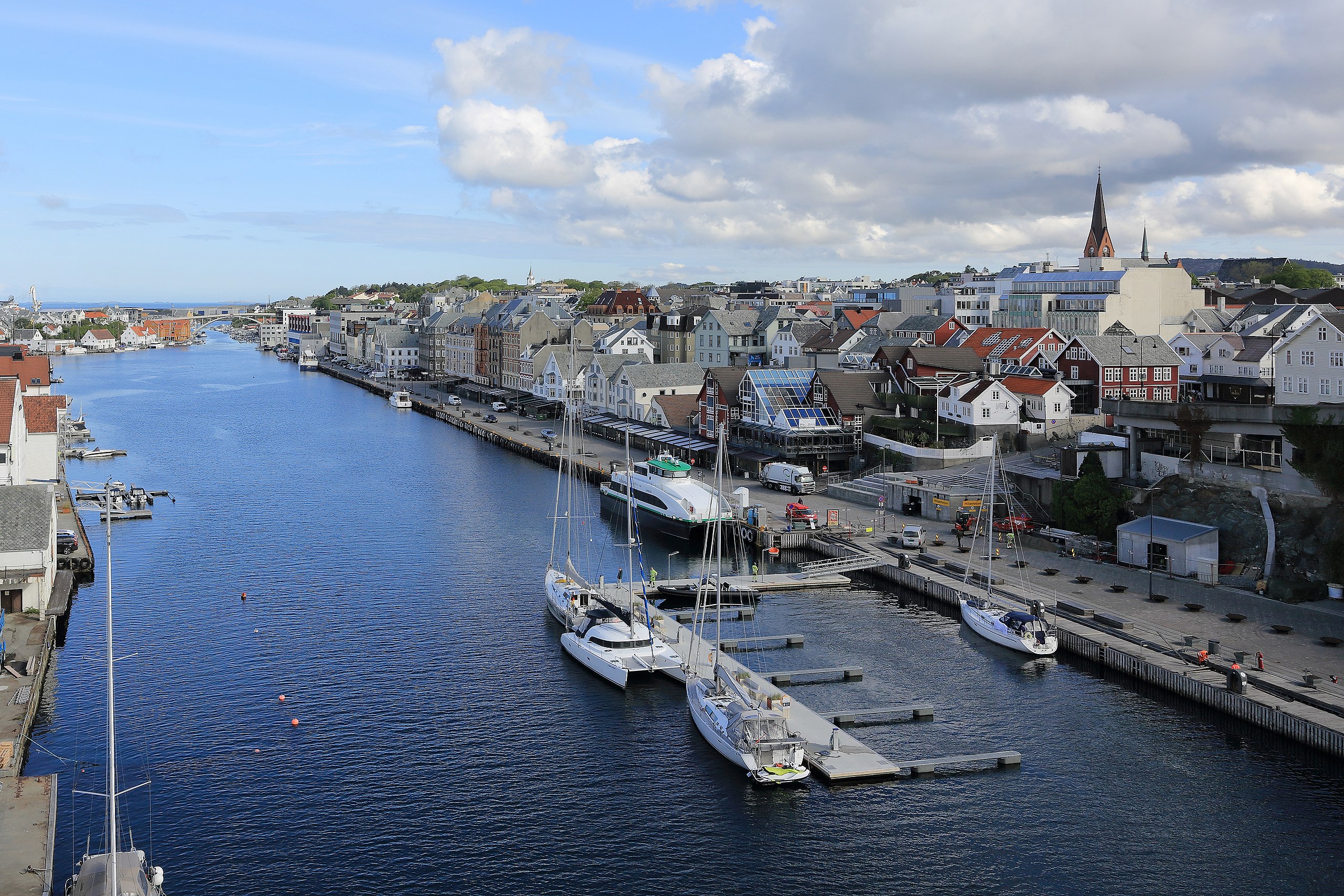 A river with Jon Fosse-inspired boats docked.